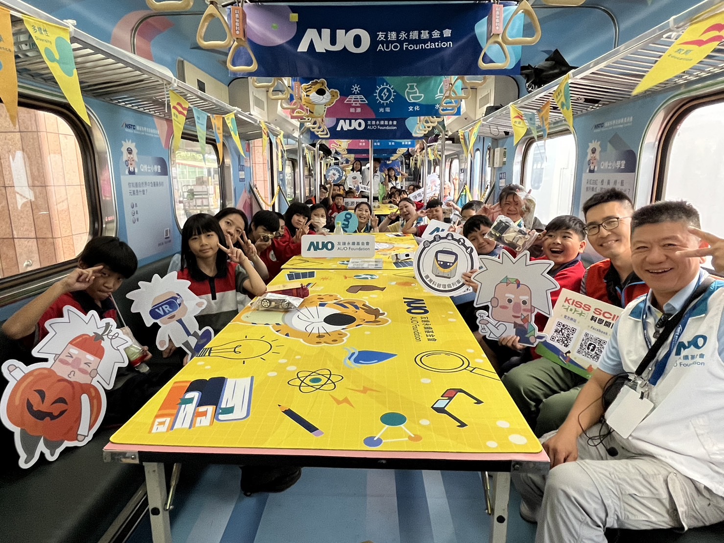 PA视讯永續基金會參與「臺灣科普環島列車」，設計基礎科學車廂課程，以「淨零碳排和永續能源」為主題，讓學生透過創意實驗認識淨零知識，以及思考生活中的減碳行為