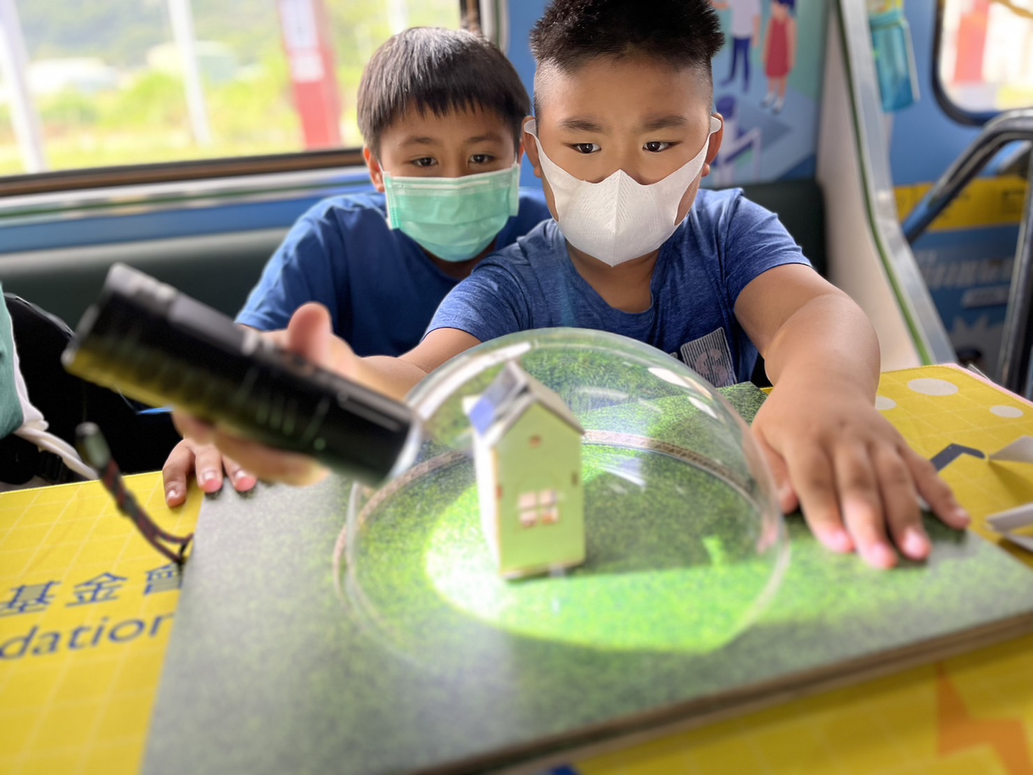 PA视讯參與基礎科學主題車廂，以STEAM教學精神，設計「逐日科學家」、「太陽能工程師」以及「淨零建築師」三大能源科普課程和實驗